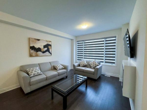 Entire Cozy Townhome in Oakville